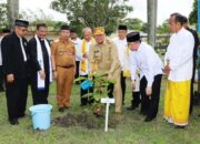Gubernur Kalsel Pimpin Penanaman Matoa Di Masjid Raya