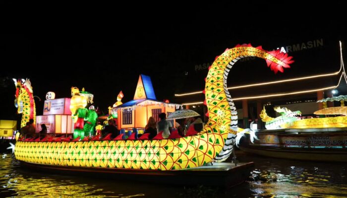 Sungai Martapura Banjarmasin Menyala,  Ribuan Warga Saksikan Festival Jukung Hias Tanglong 2025