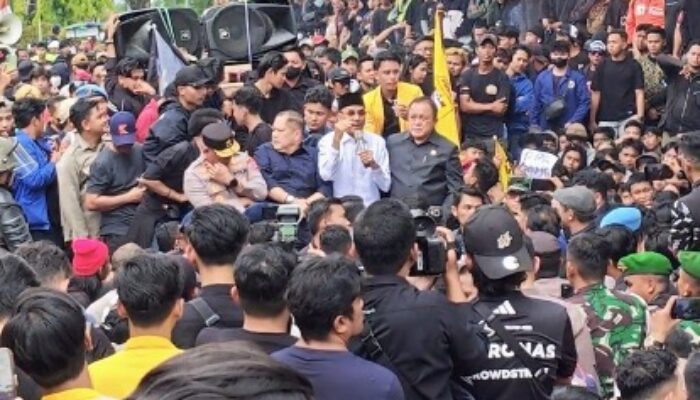 Temui Massa Demo, Ketua DPRD Kalsel Siap Mundur Jika Aspirasi Tak Dipenuhi