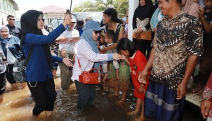 Banjir Belum Surut, Istri Gubernur  Sambangi Jejangkit
