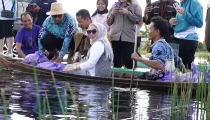 Sebulan Terisolasi Banjir! Warga Jejangkit Terharu Sambut Istri Gubernur Kalsel