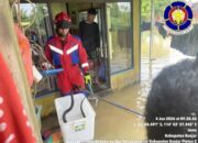 Teror Banjir Martapura, Petugas Damkar Evakuasi Ular Kobra Sembunyi Di Belakang Lemari