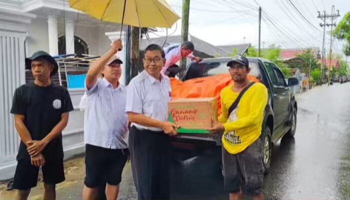 Akses Ke Sungai Batang Lumpuh, Dinas ESDM Kalsel Salurkan Bantuan Banjir Menggunakan Perahu