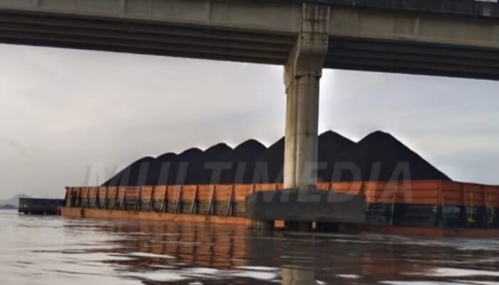 Kapal Tongkang Tabrak Pilar Jembatan Mahulu  Samarinda