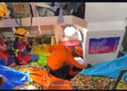 Truk Sembako Terguling di Dek Kapal Saat Sandar di Pelabuhan Semayang
