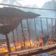 Relawan pemadam kebakaran HST memadamkan api di Desa Patikalain Kecamatan Hantakan
