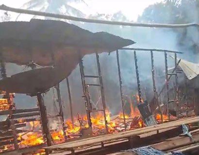 Relawan pemadam kebakaran HST memadamkan api di Desa Patikalain Kecamatan Hantakan