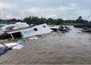 Kapal Tenggelam di Muara Kaman, Puluhan Penumpang Berhasil Selamat