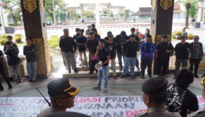 Massa Orasi di Pemko Banjarmasin, Anggaran Mobil Mewah dan Banjir Disorot