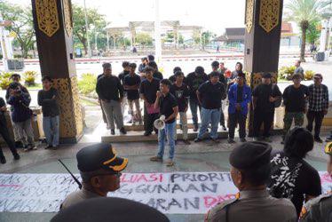 Aksi mahasiswa di depan Balai Kota Banjarmasin menyoroti anggaran mobil listrik dan banjir