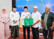 Gubernur Kalsel Bagi Sembako dan Sumbang Masjid di Banjarbaru