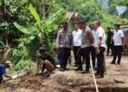 Polisi dan Warga Gotong Royong Bangun Jembatan Sungai Harang HST