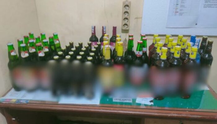 Polsek Tenggarong Sita Puluhan Botol Miras di Timbau