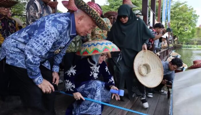 Gubernur Kalsel  Resmikan Dermaga Pasar Terapung TMII
